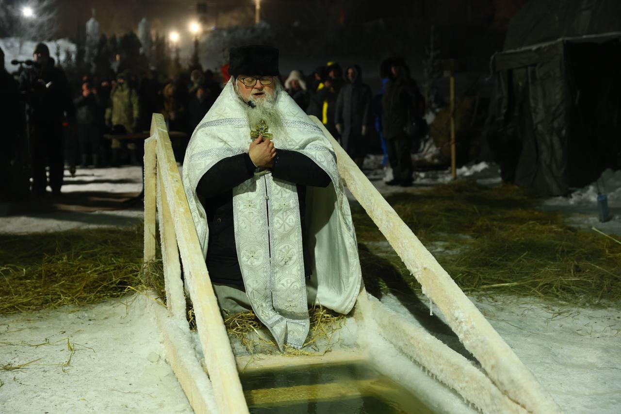 Фото В Новосибирске осветили крещенскую купель в ночь на 19 января 2